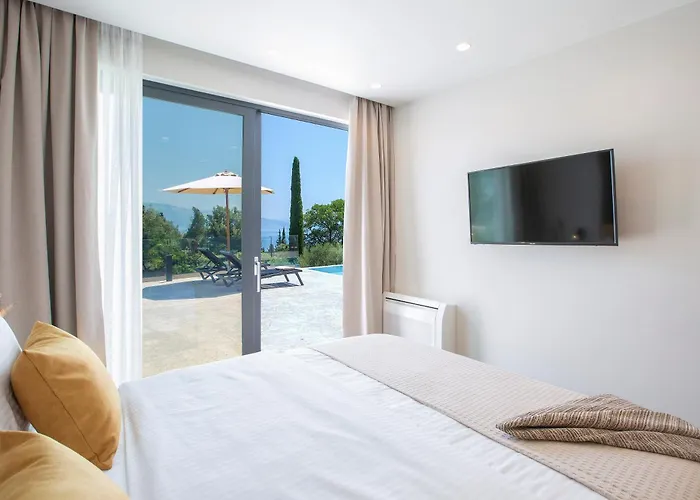 Bitter Almond Trees 尼基亚娜